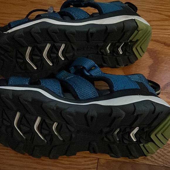 Keen kids 9 Sandals -like new - Picture 3 of 3